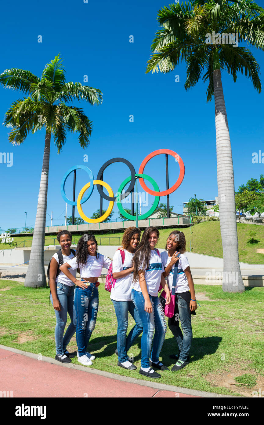 RIO DE JANEIRO - 18. März 2016: Gruppe von jungen Brasilianer posieren vor Olympischen Ringe installiert in einem Park in der Zona Norte Stockfoto