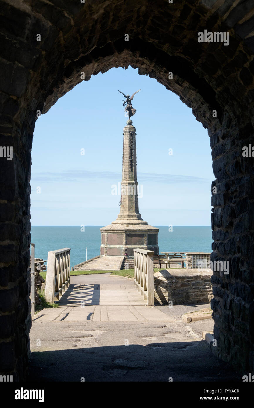 Kriegerdenkmal auf Castle Point umrahmt von Bogen in Porth Newydd oder neue Tor von 13thc Burg Ruinen in Cardigan Bay. Aberystwyth, Wales Stockfoto