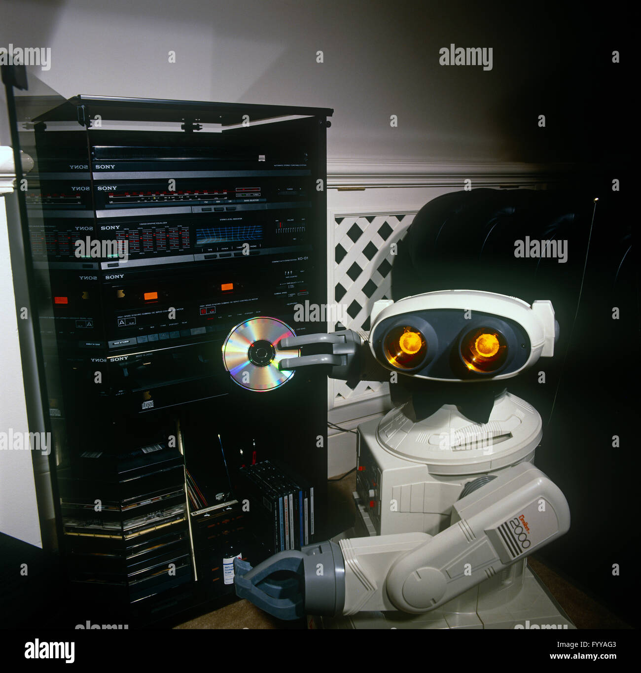 Ein Roboter, Einlegen einer CD in einem CD-Spieler im Inneren. Stockfoto