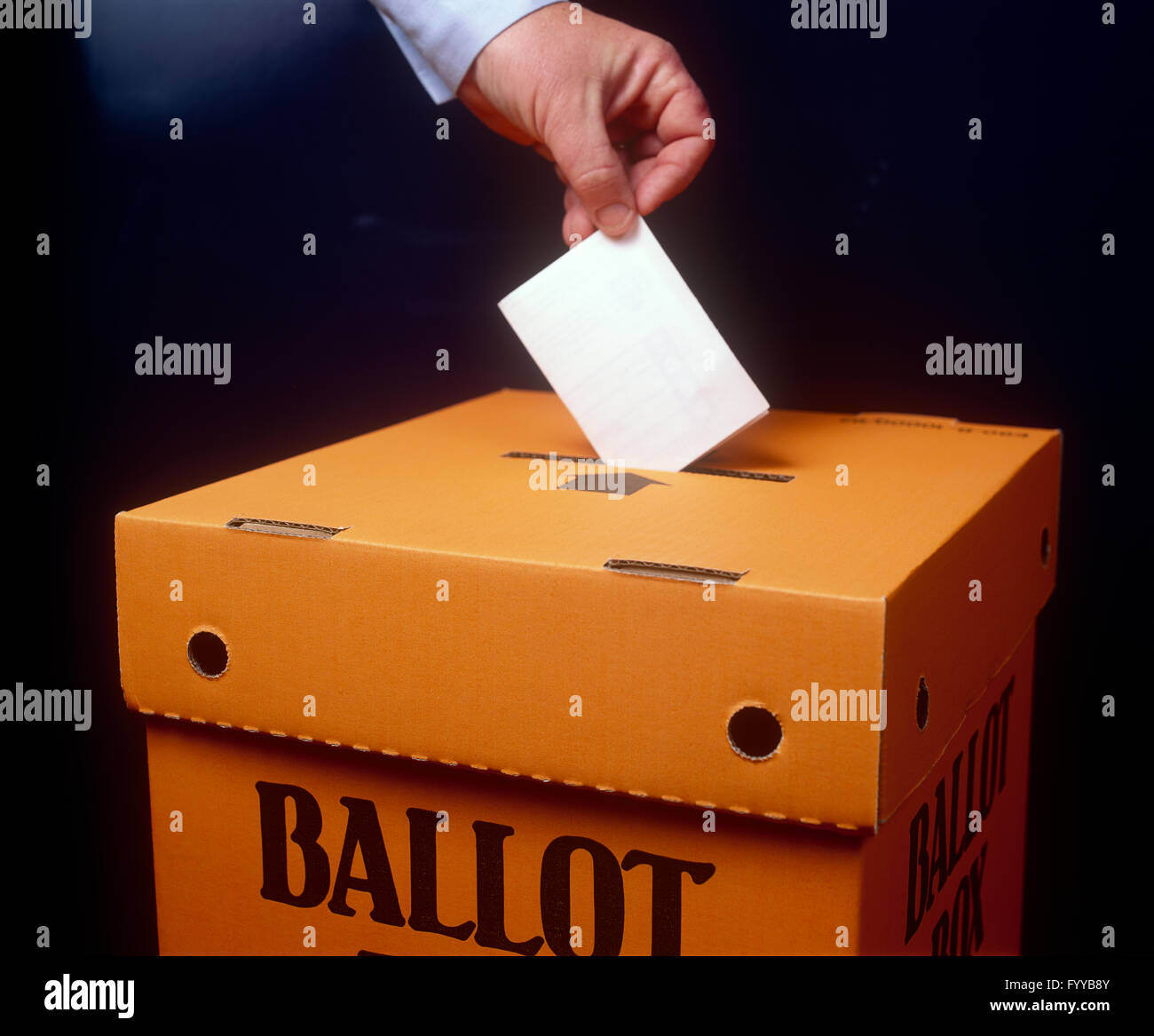 Stimmzettel in eine Wahlurne im Inneren platziert. Stockfoto