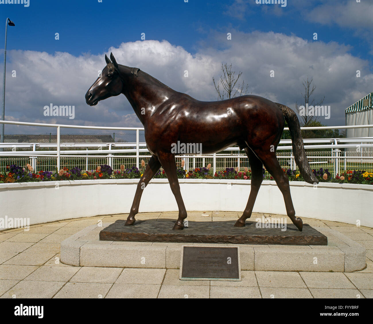 Die großzügige Rennen Pferd Statue an der Tribüne in Epsom Downs, Surrey, Uk. Stockfoto