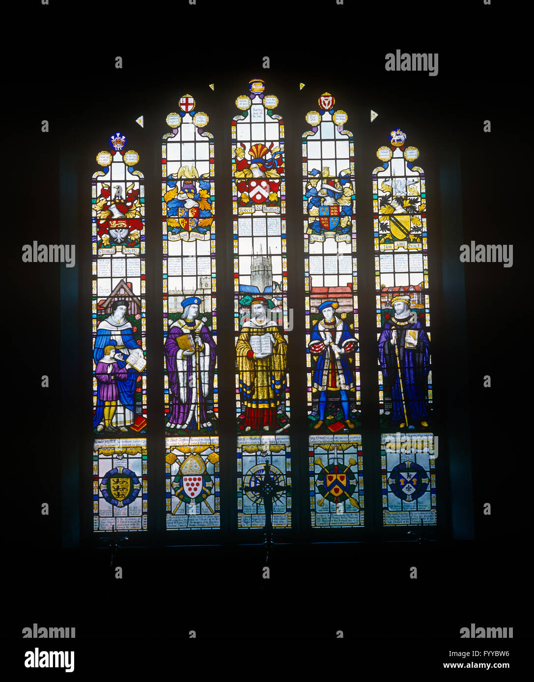Buntglasfenster in einer Kirche in Stratford im Inneren. Stockfoto