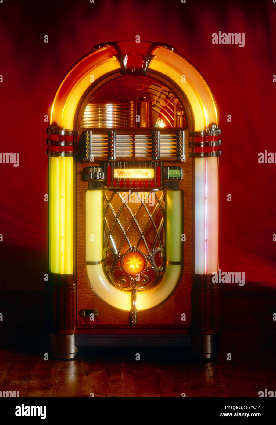 Wurlitzer Jukebox beleuchtet, im Inneren. Stockfoto