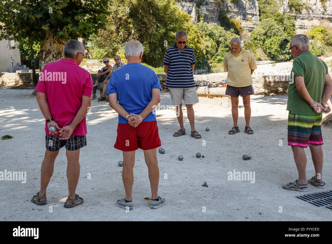 Männer spielen Boule auf dem Platz am Labeaume, Ardèche, Frankreich Stockfoto
