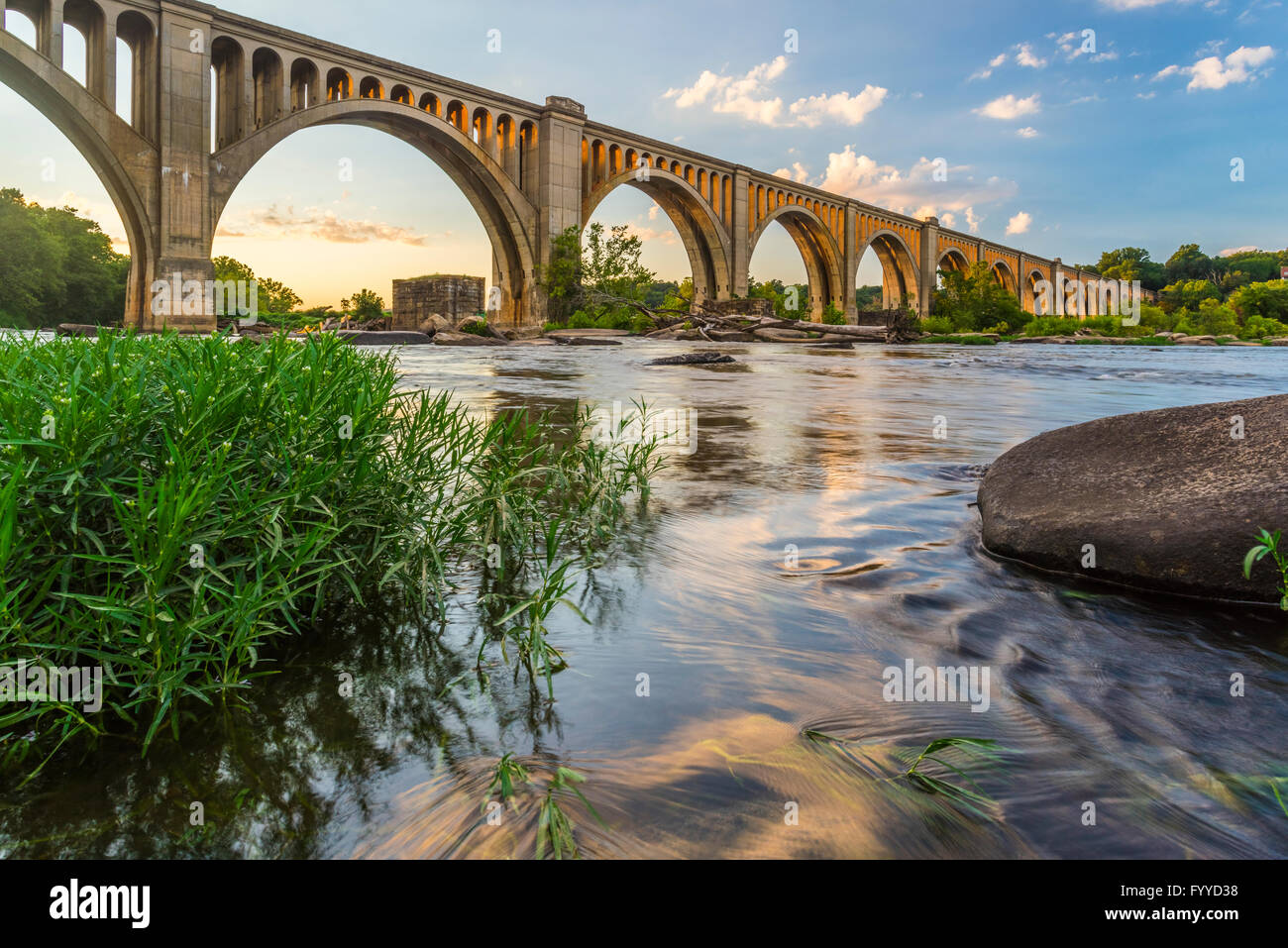 Eine anmutige konkrete Bogenbrücke überspannt den James River in der Nähe von Richmond, Virginia, USA. Stockfoto