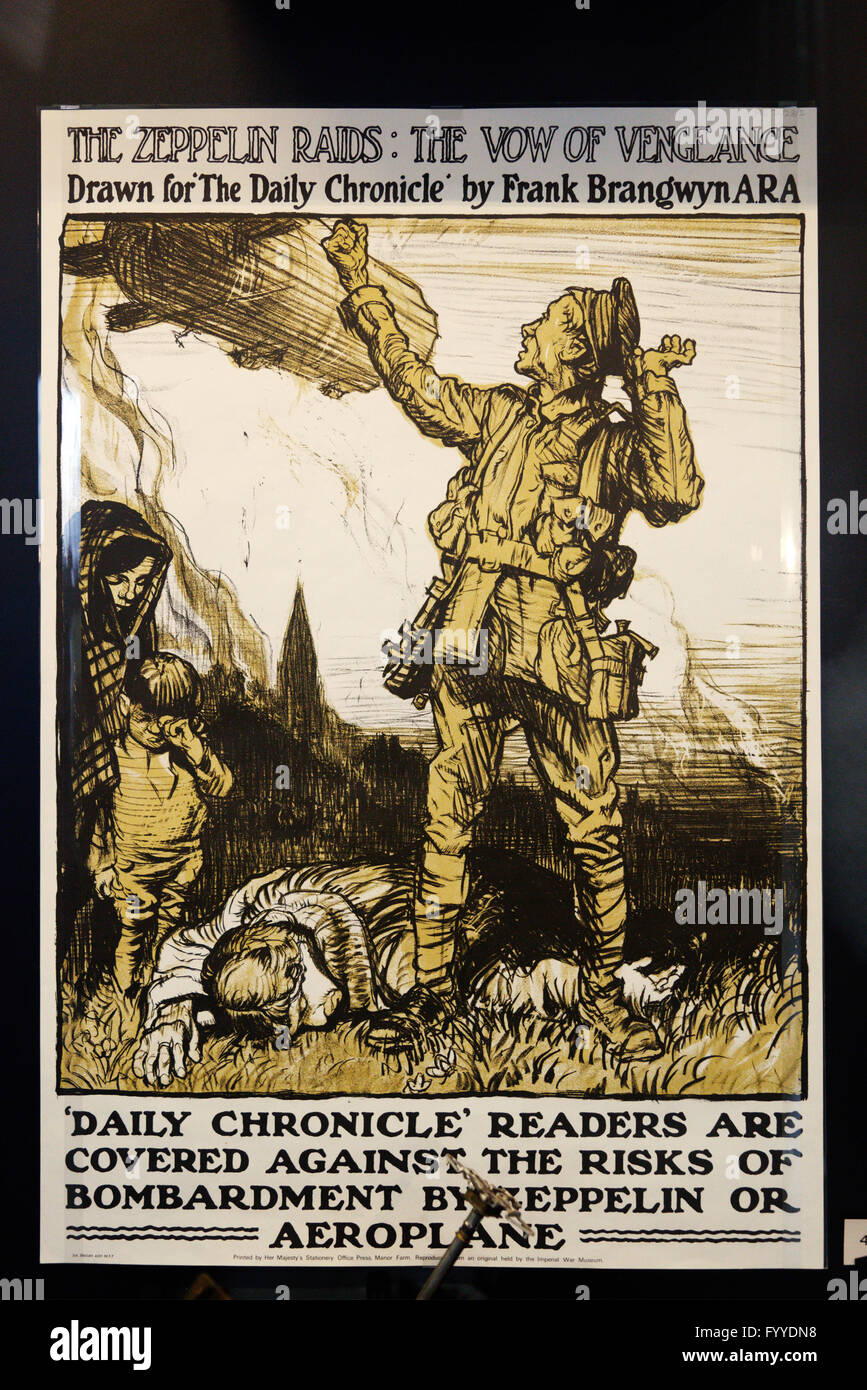 Ersten Weltkrieg Plakat zeigt Wut auf die erste jemals Luft Überfälle auf England, Bomben von Zeppelin Stockfoto