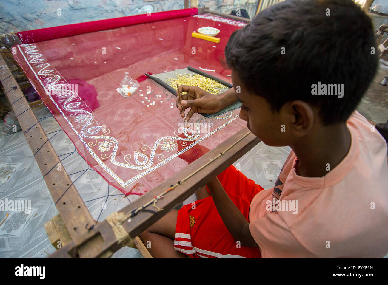 Ein Jugendlicher (rohit, 12 Jahre) fügt Detail zu einem traditionellen jamdani Saree © jahangir Alam onuchcha/alamy Stockfoto