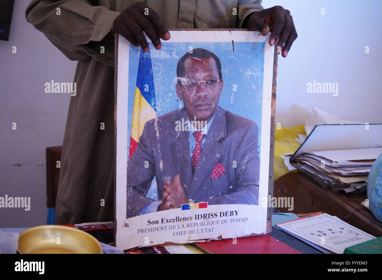 Bild hinter Glas der Präsident des Tschad (Idriss Déby) in den Händen eines Lehrers im nördlichen Tschad - 2. Dezember 2011 Stockfoto