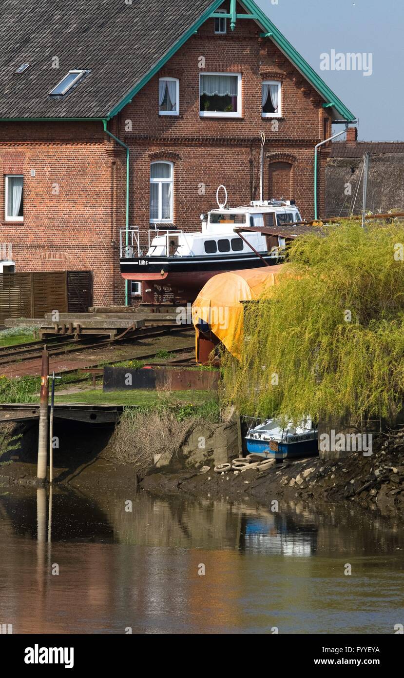 alte hölzerne Brücken und alten, Holz-strukturierte Backsteinhäuser sind typisch für die beliebte Tourismusregion rund um Steinkirchen in das so genannte "Altes Land" (altes Land) in der Nähe von Hamburg - April 2011 Stockfoto