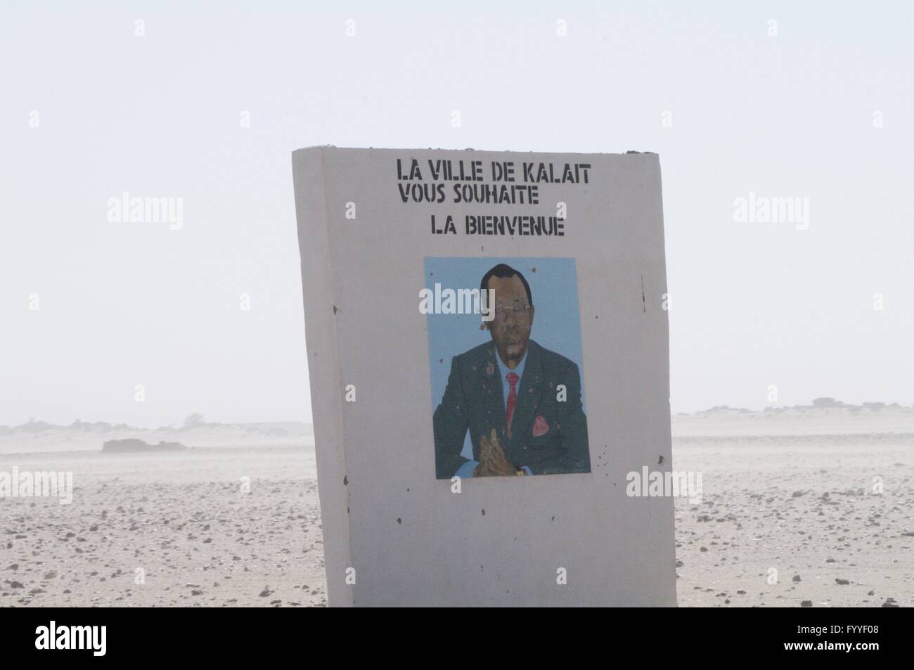 Bild des Präsidenten des Tschad (Idriss Déby) auf ein Wegweiser aus Beton mitten im nirgendwo in einem Sandsturm - 26. November 2011 Stockfoto