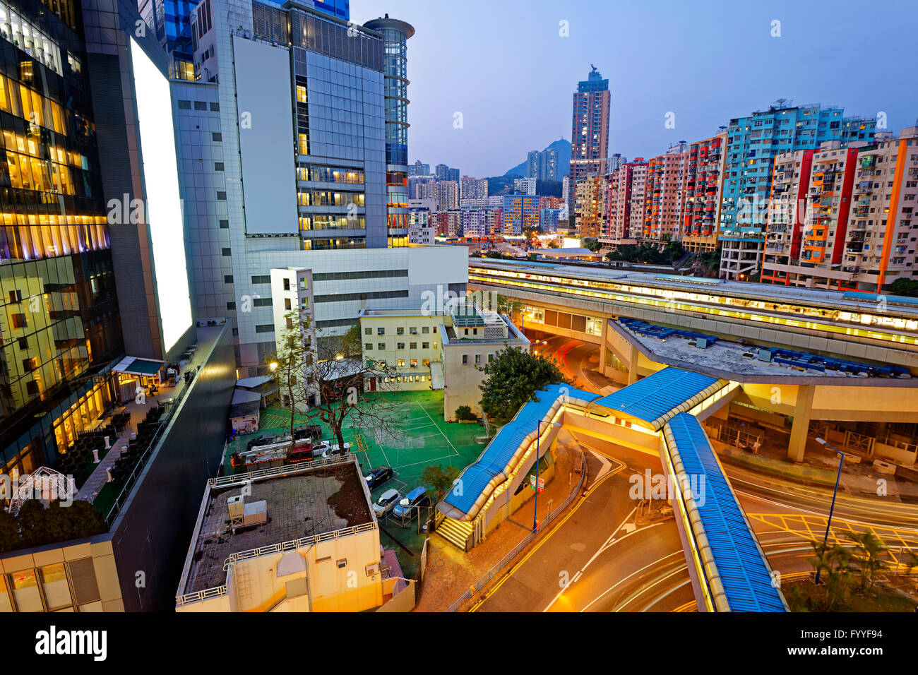 Hong Kong Stadt bei Nacht, Bahnhof in öffentlichen Wohnbereich Stockfoto