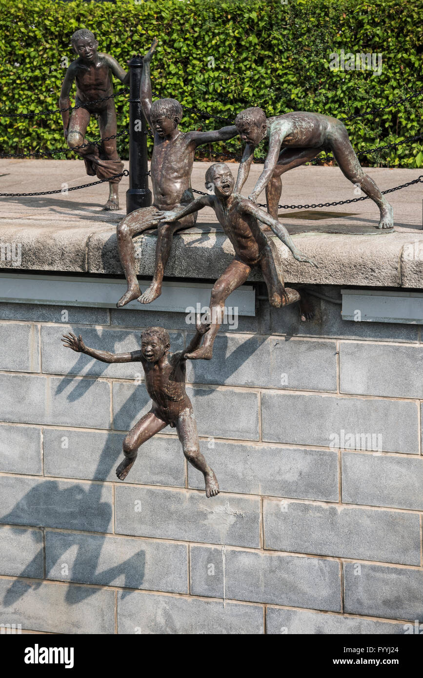 Erste Generation. Eine Skulptur von fünf jungen springen in den Singapore River in der Nähe von Cavenagh Brücke in Singapur Stockfoto