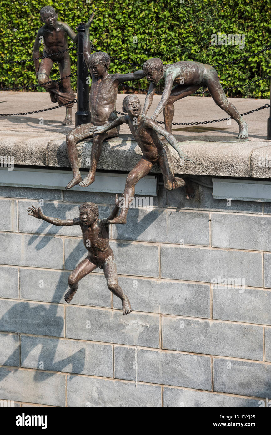 Erste Generation. Eine Skulptur von fünf jungen springen in den Singapore River in der Nähe von Cavenagh Brücke in Singapur Stockfoto