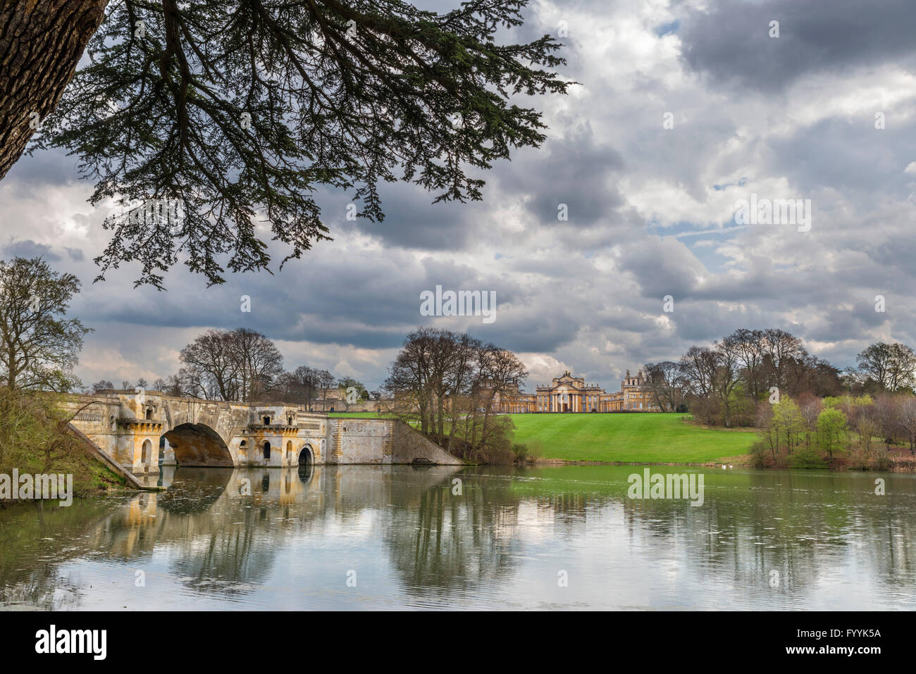 Blenheim Palace. Vanbrughs Grand Bridge mit Blick auf den Palast, Woodstock, Oxfordshire, Vereinigtes Königreich Stockfoto