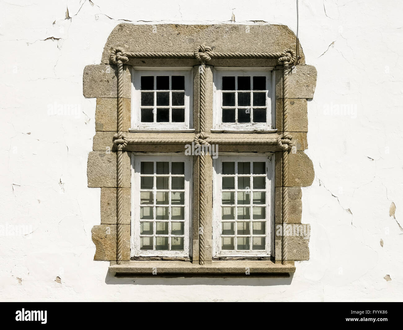 Fenster geschmückt mit verknoteten Seil, Detail am Haus in der Stadt Braga in Portugal. Beispiel für den manuelinischen Stil. Stockfoto