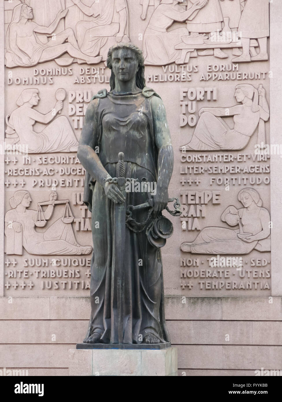 Justitia-Statue vor dem Gerichtshof der Europäischen Union Gebäude in Porto, Portugal Stockfoto