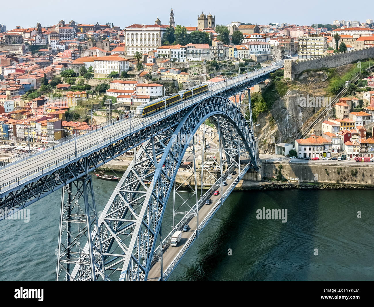 Blick auf Dom Luis I Brücke, Stadtmauer und Altstadt Ribeira von Mosteiro da Serra do Pilar in Gaia, Porto, Portugal Stockfoto