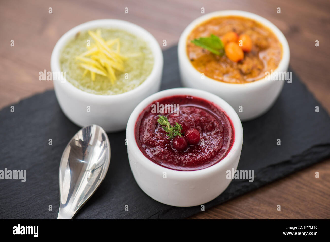 Erfrischendes Zitronensorbet Cranberry Sanddorn Stockfoto