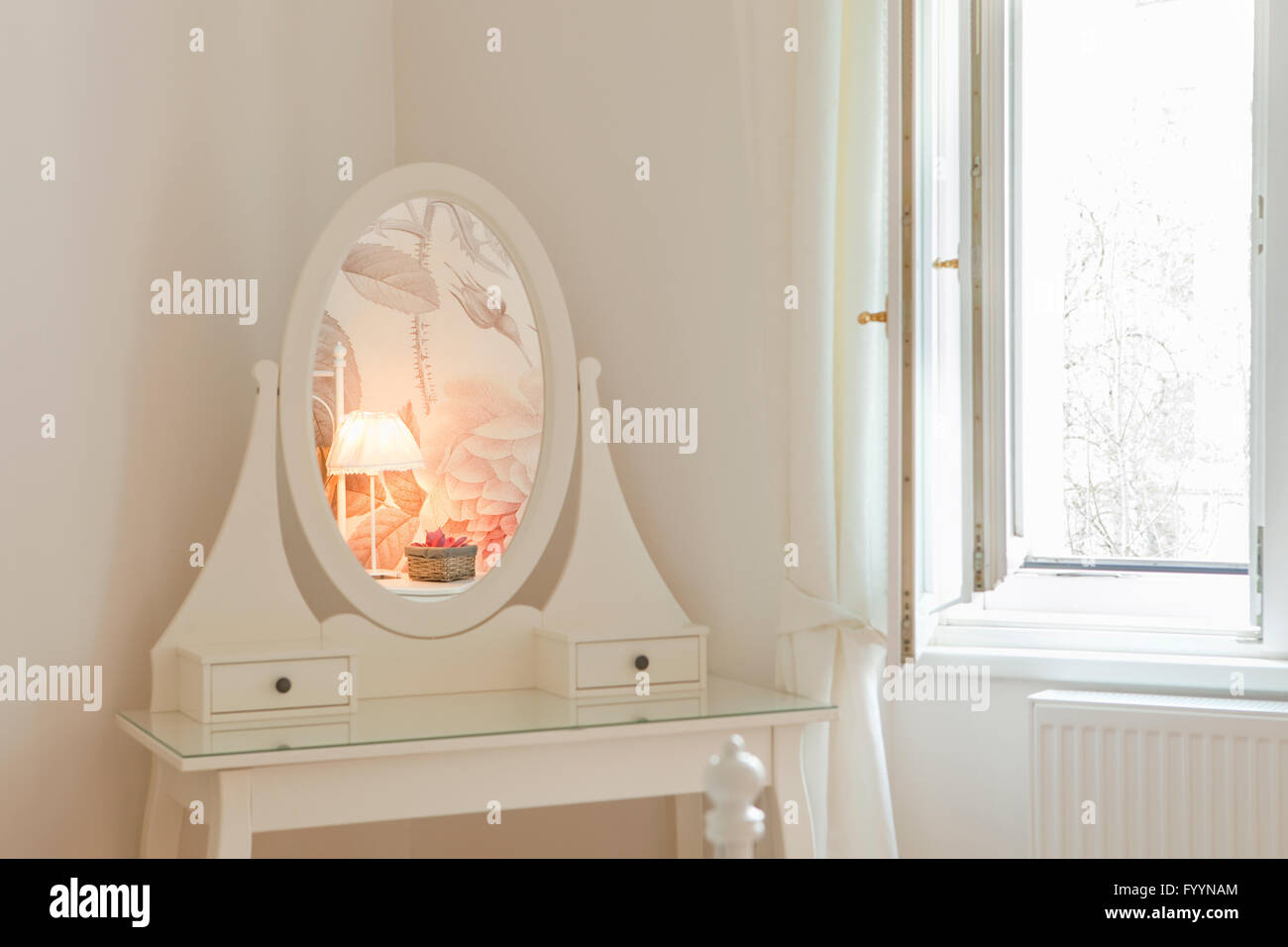 Wohnung innen - Spiegel Möbel Detail. Stockfoto