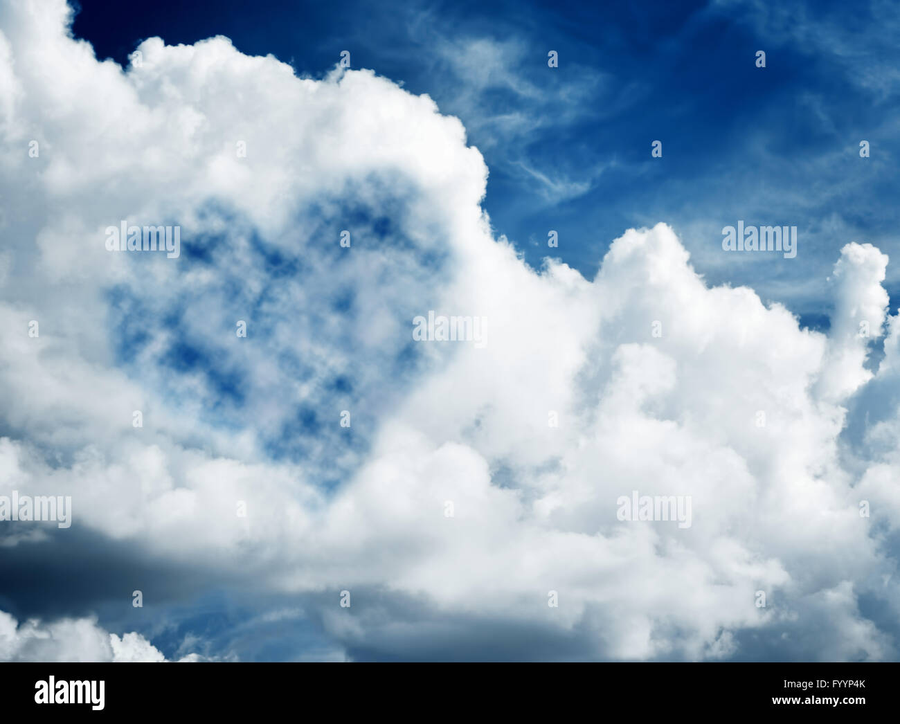Herzförmige Wolke am sonnigen blauen Himmel. Liebe Stockfoto