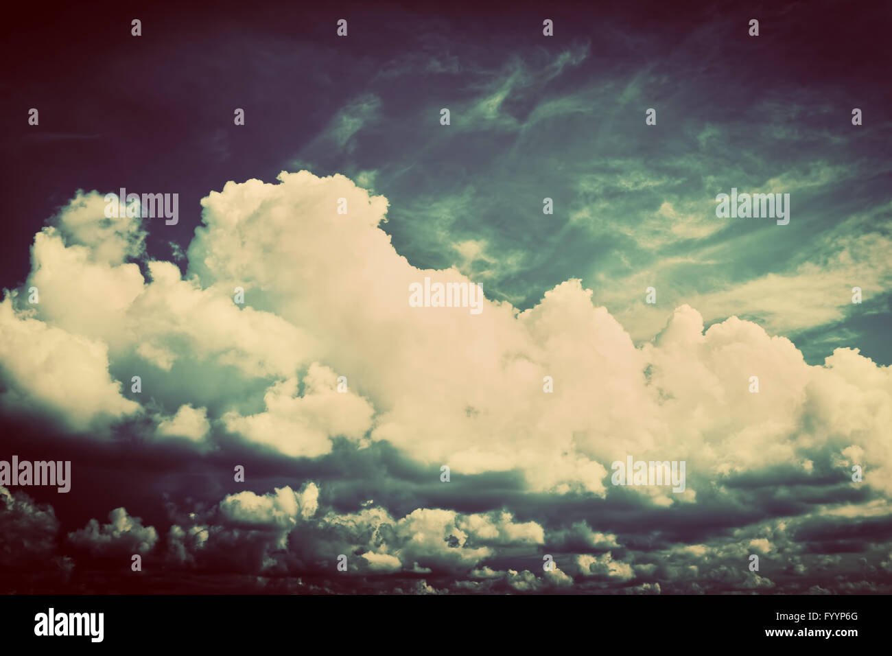 Himmel mit flauschigen Wolken. Retro Stockfoto