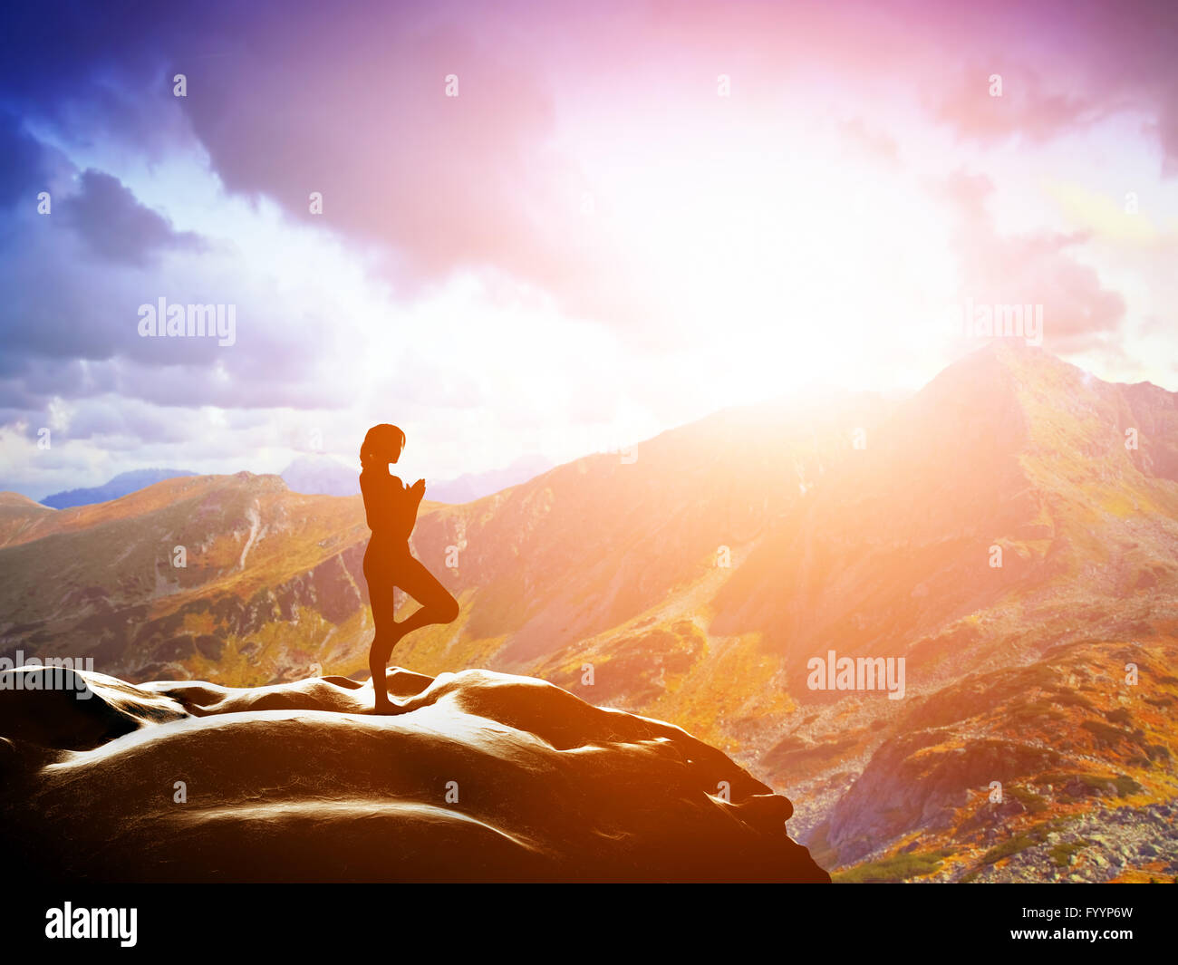 Frau im Baum Yogaposition Stockfoto