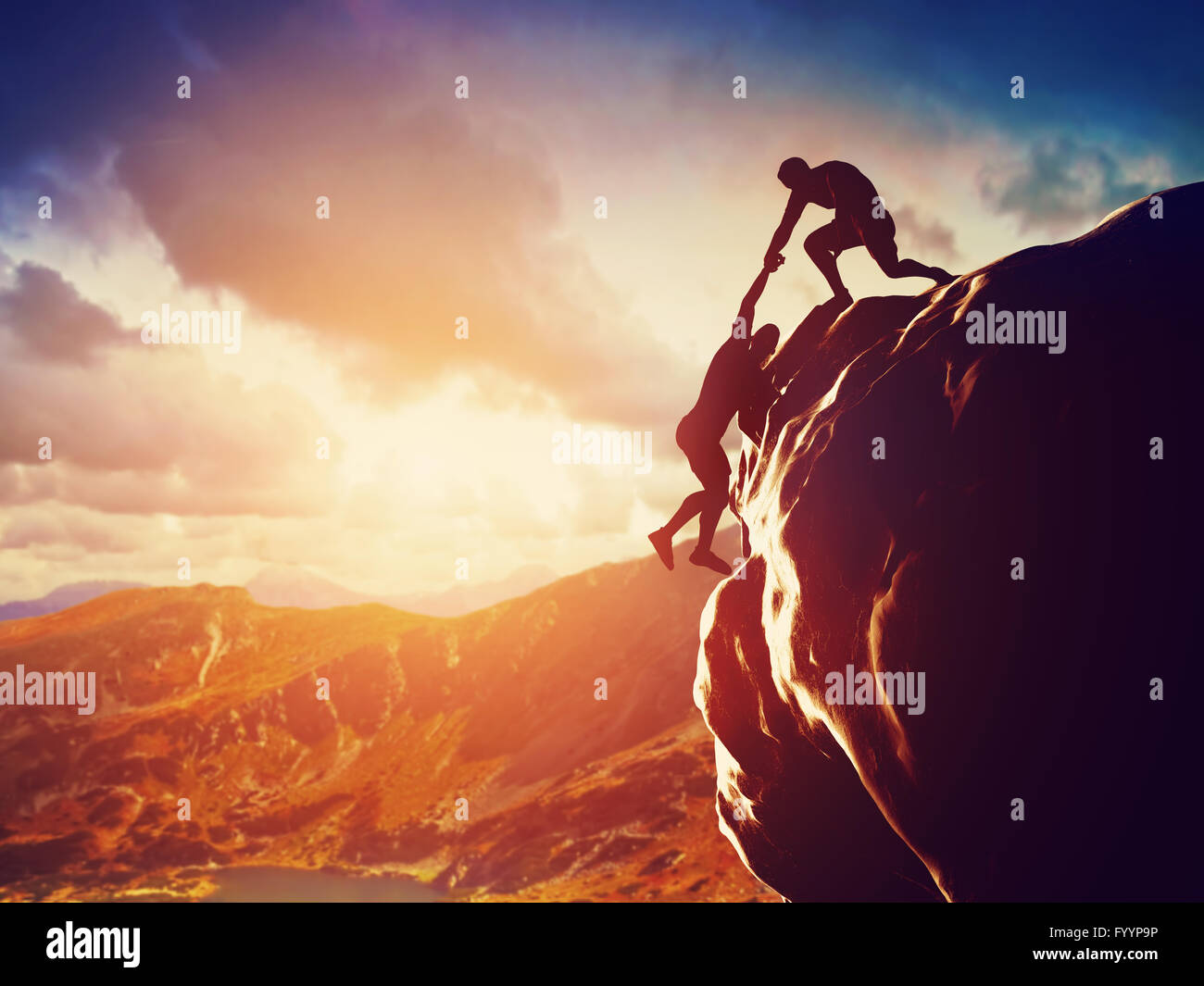 Wanderer auf Felsen klettern Stockfoto