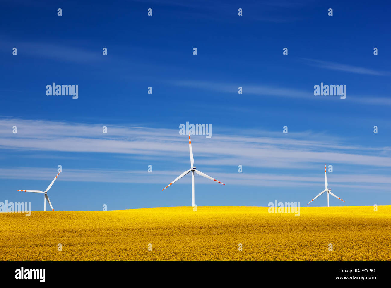 Windkraftanlagen auf Frühling Feld. Alternative Stockfoto