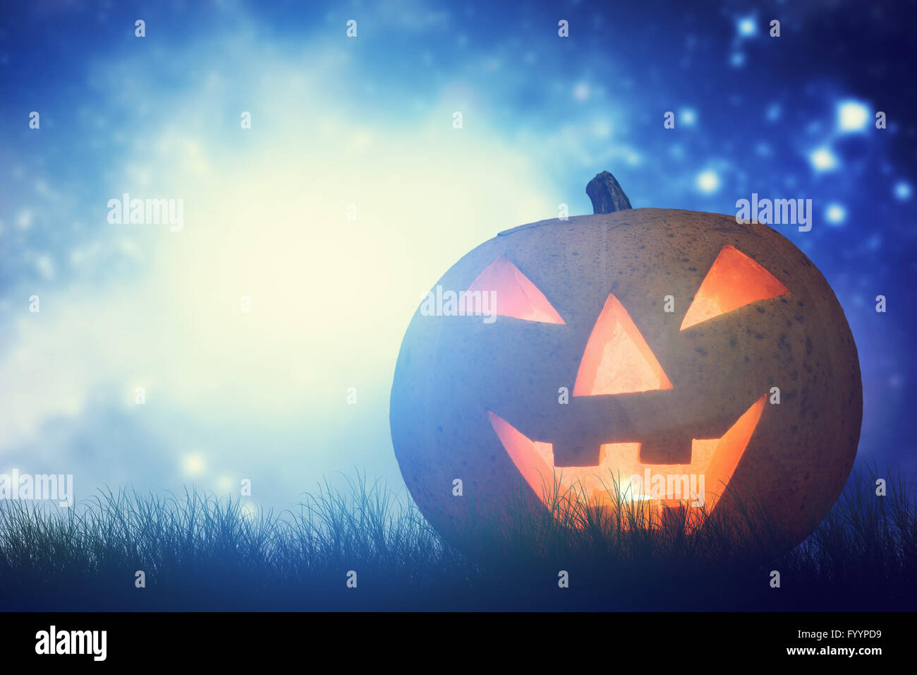 Halloween Kürbis im Dunkeln leuchtend Stockfoto
