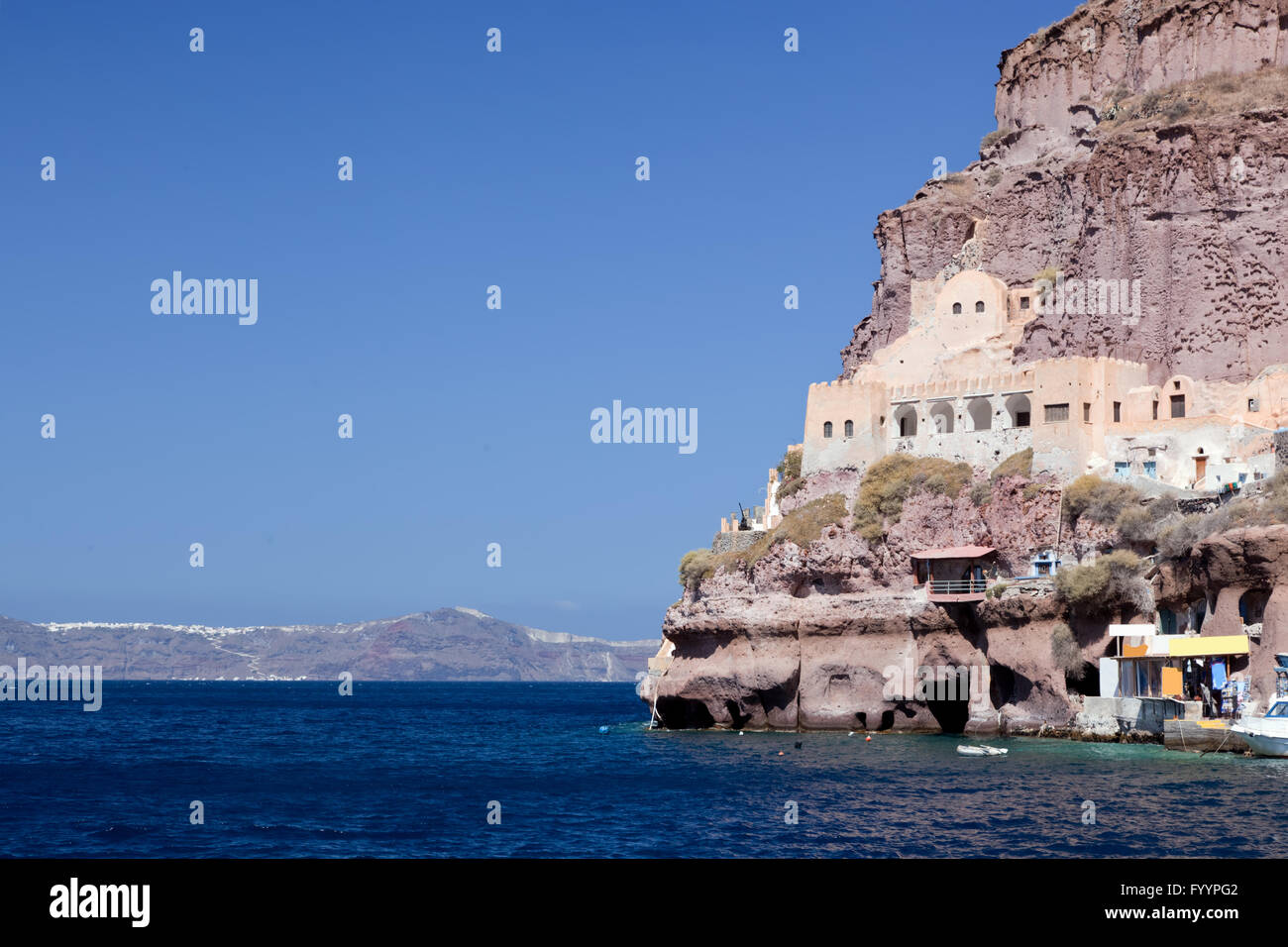 Alte Gebäude im Hafen von Fira Stockfoto