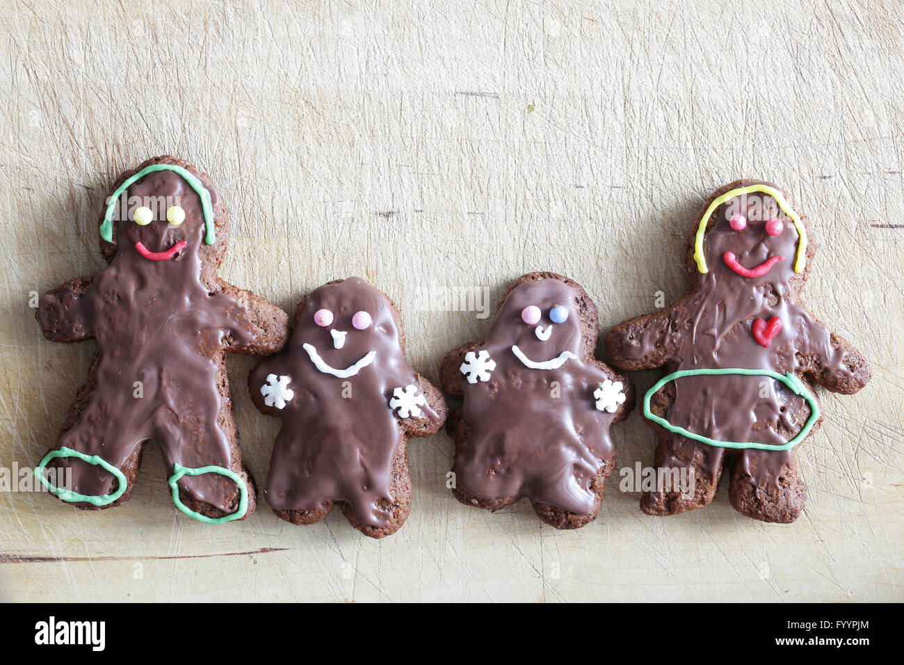 Lebkuchen vierköpfige Familie. Handmade in Haus Stockfoto