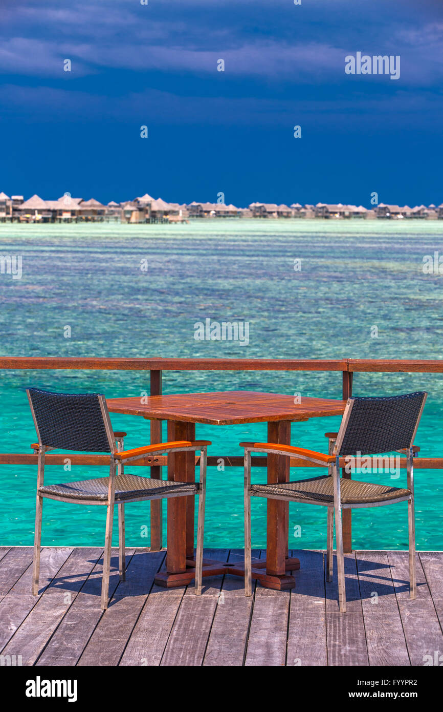 Stühle und Tisch auf tropischen Insel mit Sandstrand, Palmen und Tourquise klares Wasser Stockfoto