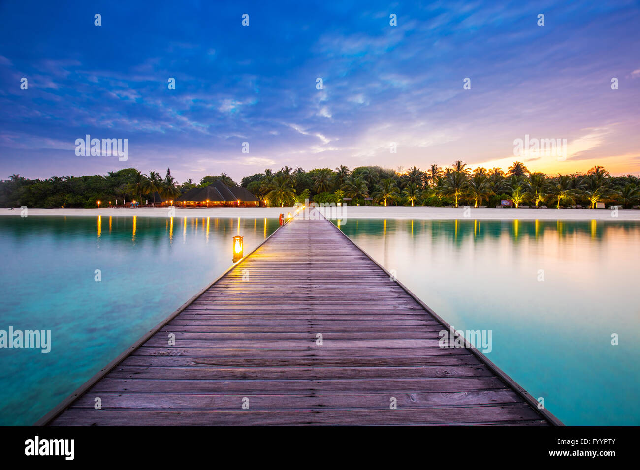 Malediven Resort Brücke. Schöne Landschaft mit Palmen und die blaue Lagune. Stockfoto