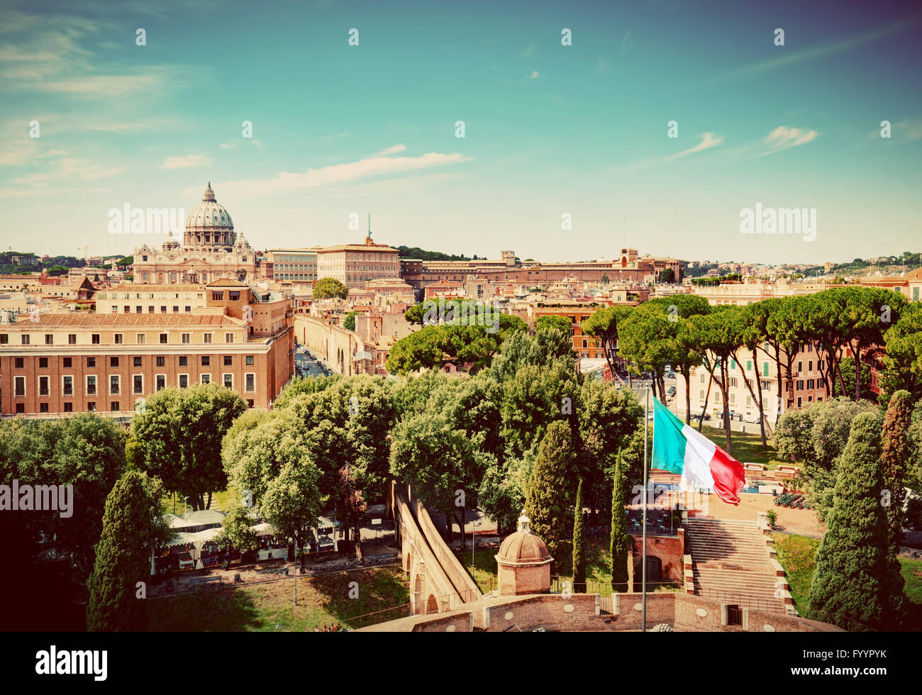 Vatikan-Stadt. Italienische Flagge winken. Jahrgang Stockfoto