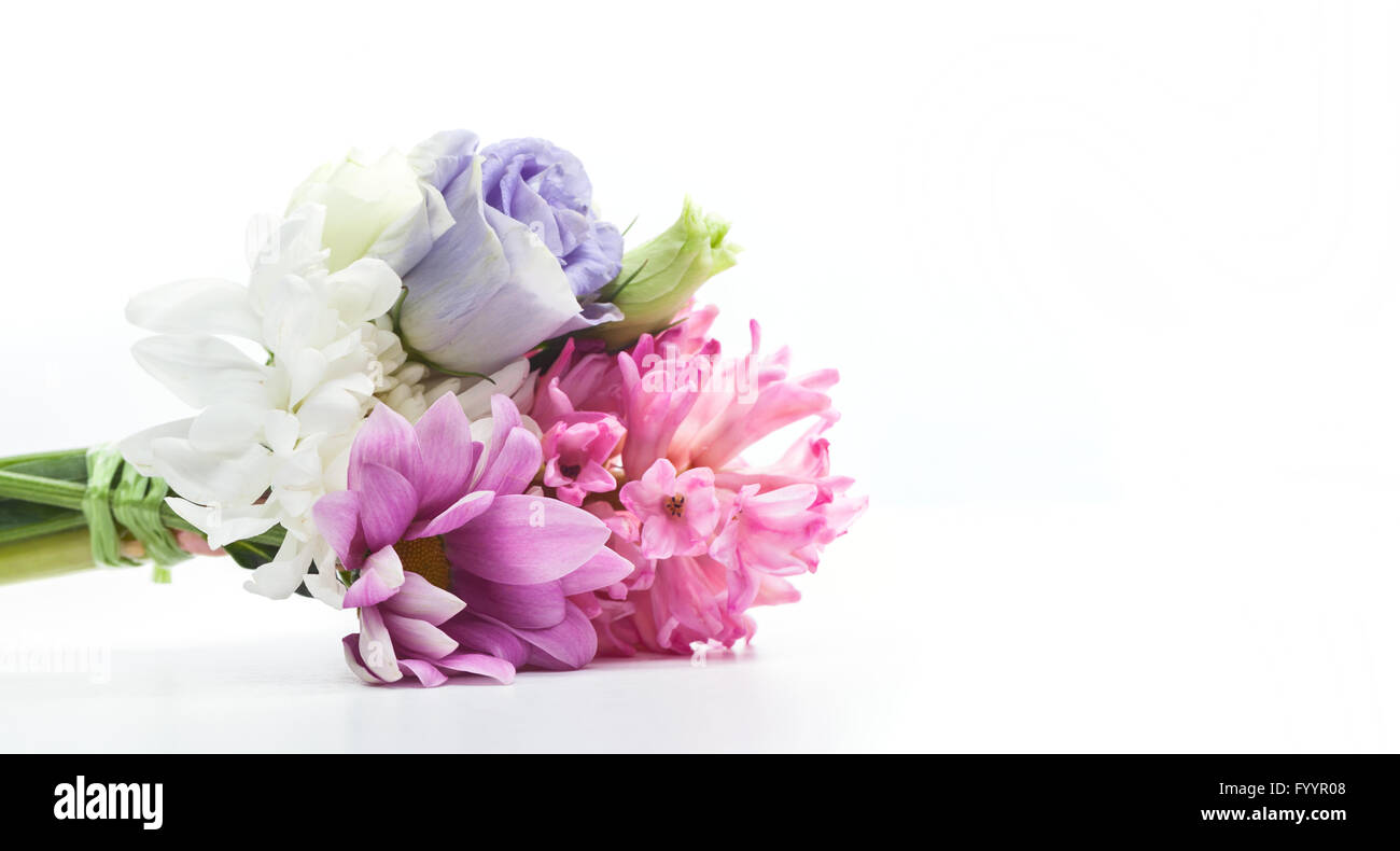Bouquet von frischen Blumen, isoliert auf weiss. Stockfoto