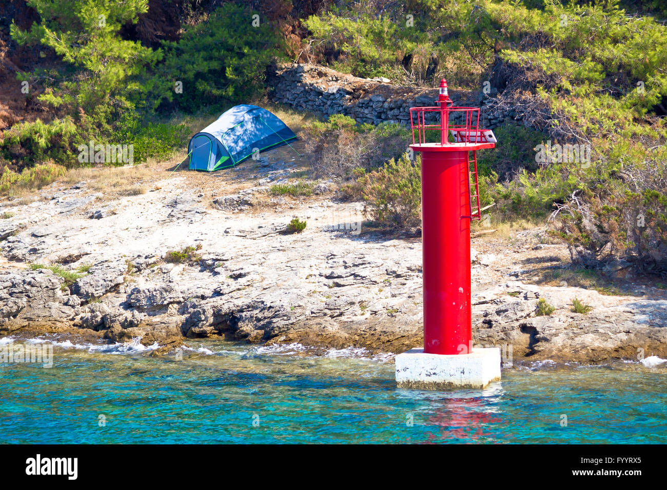 Zelten am Meer und Laterne Stockfoto