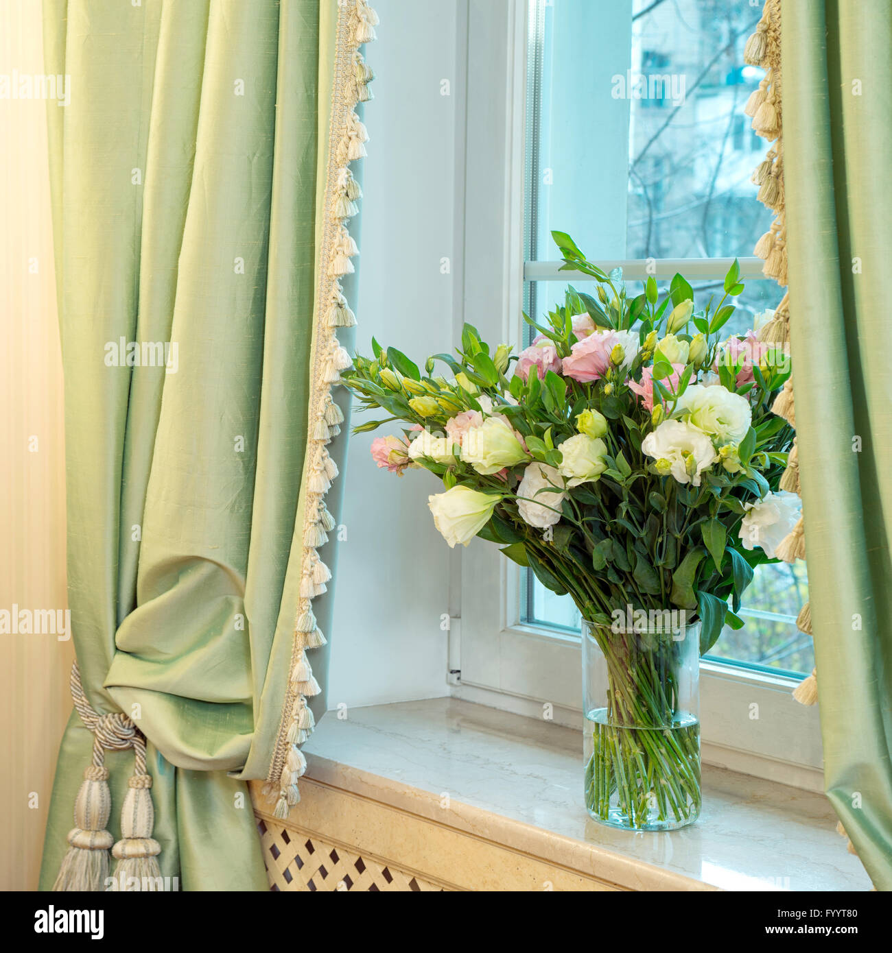 Vase mit Rosen auf dem Fenster Stockfoto