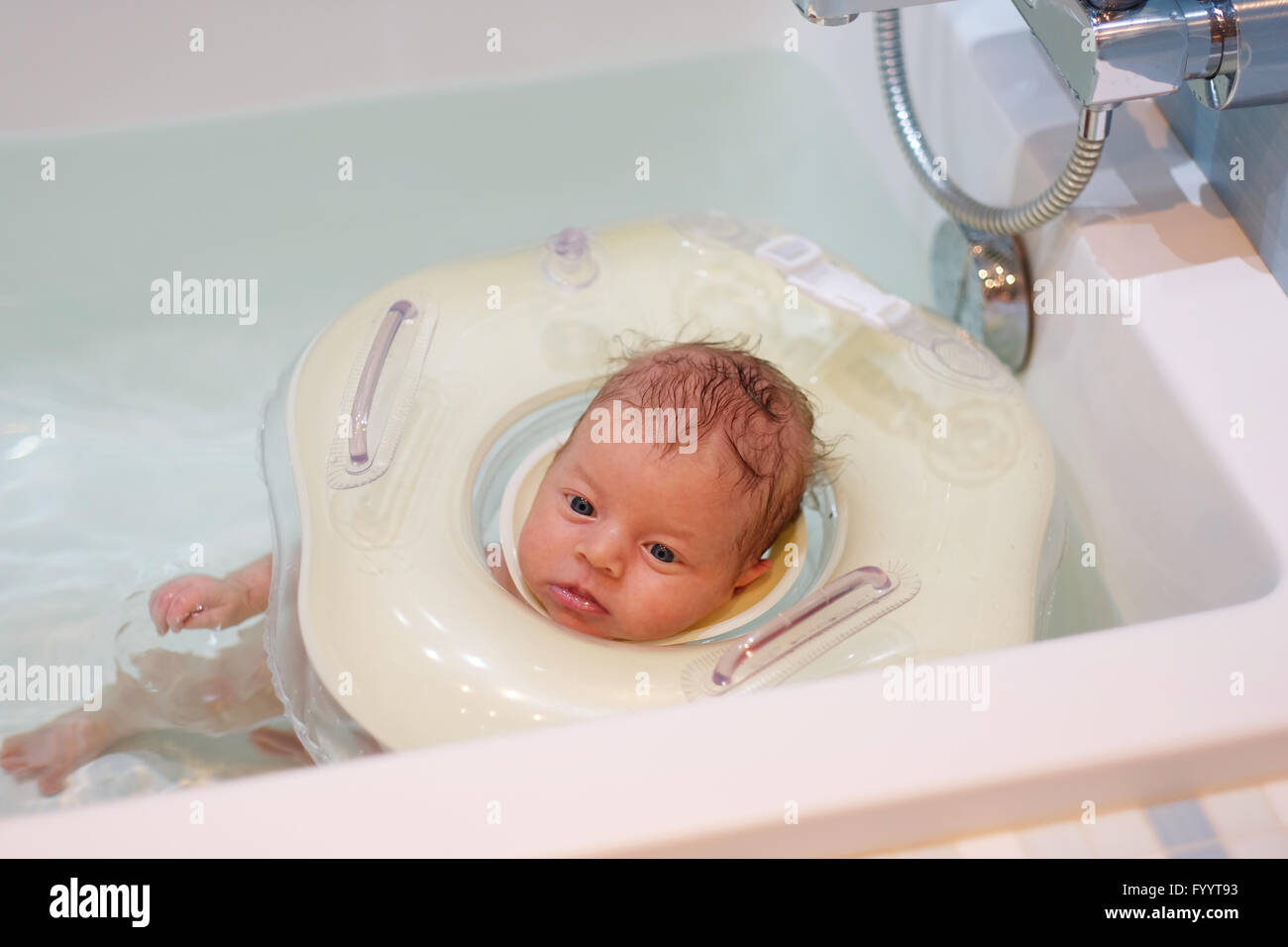 Babyschwimmen mit Hals Schwimmring Stockfotografie - Alamy