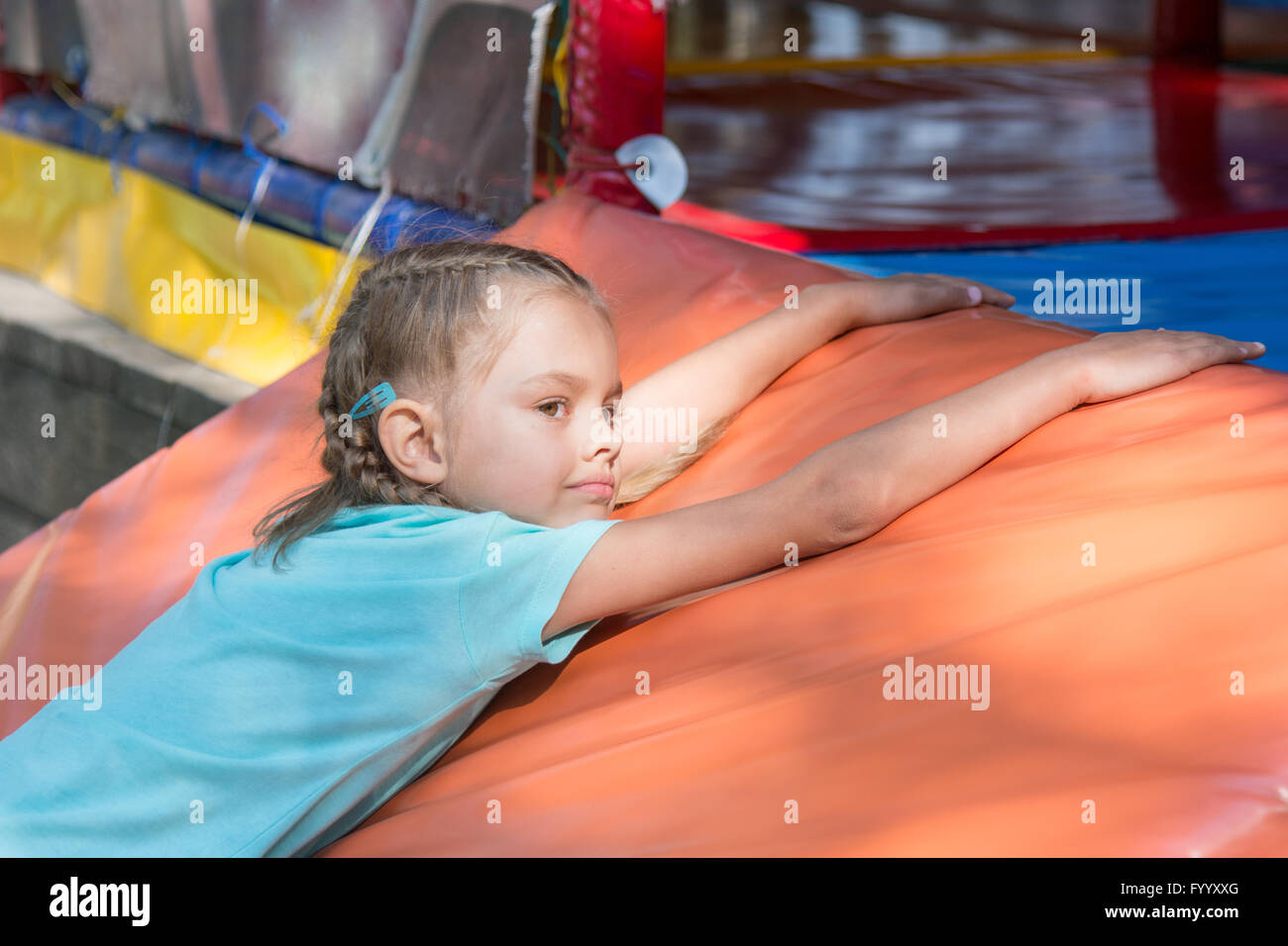 Sechsjährigen Mädchen liegt auf einer weichen Matte vor dem Kinderzimmer Stockfoto
