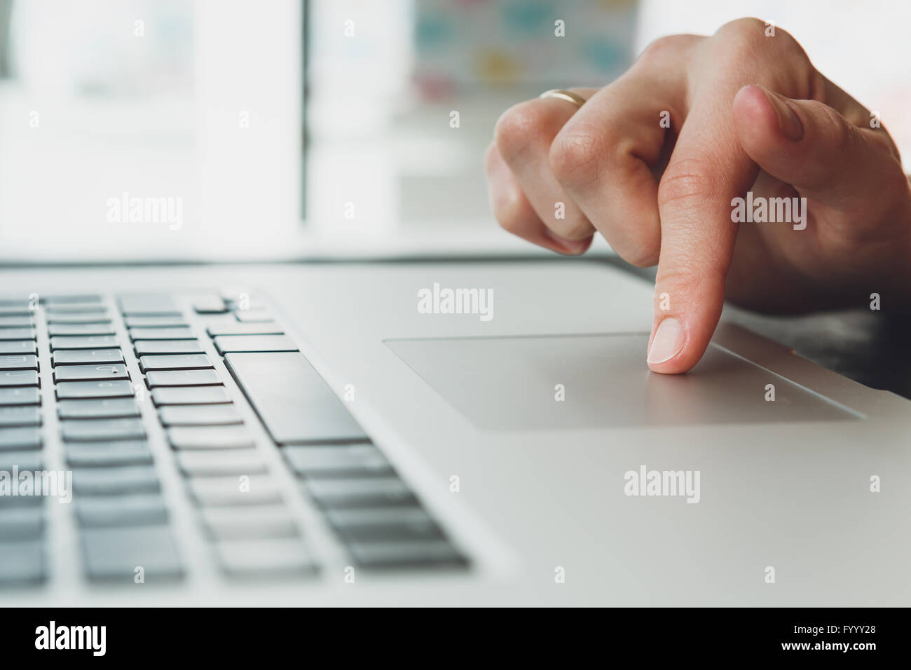 Frau #39; s Hände arbeiten auf Laptop-computer Stockfoto