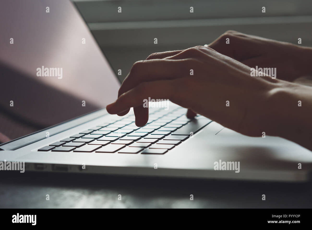 Frauenhand auf Laptop-Computer arbeiten Stockfoto