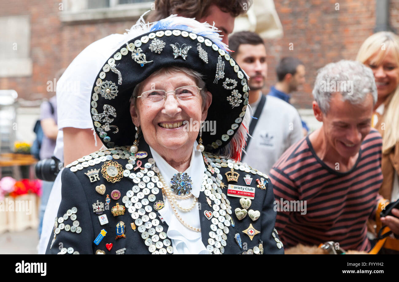 Joan MacDonald, die "Pearly Queen Mum von Hackney", bei der jährlichen Pearly Kings und Queens-Autumn Festival, London Stockfoto