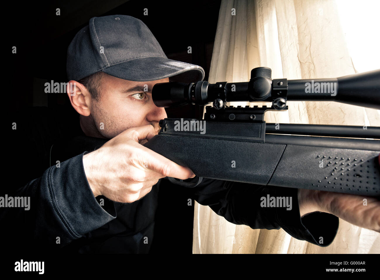 Porträt der kaukasischen Scharfschützen Gewehr Stockfoto