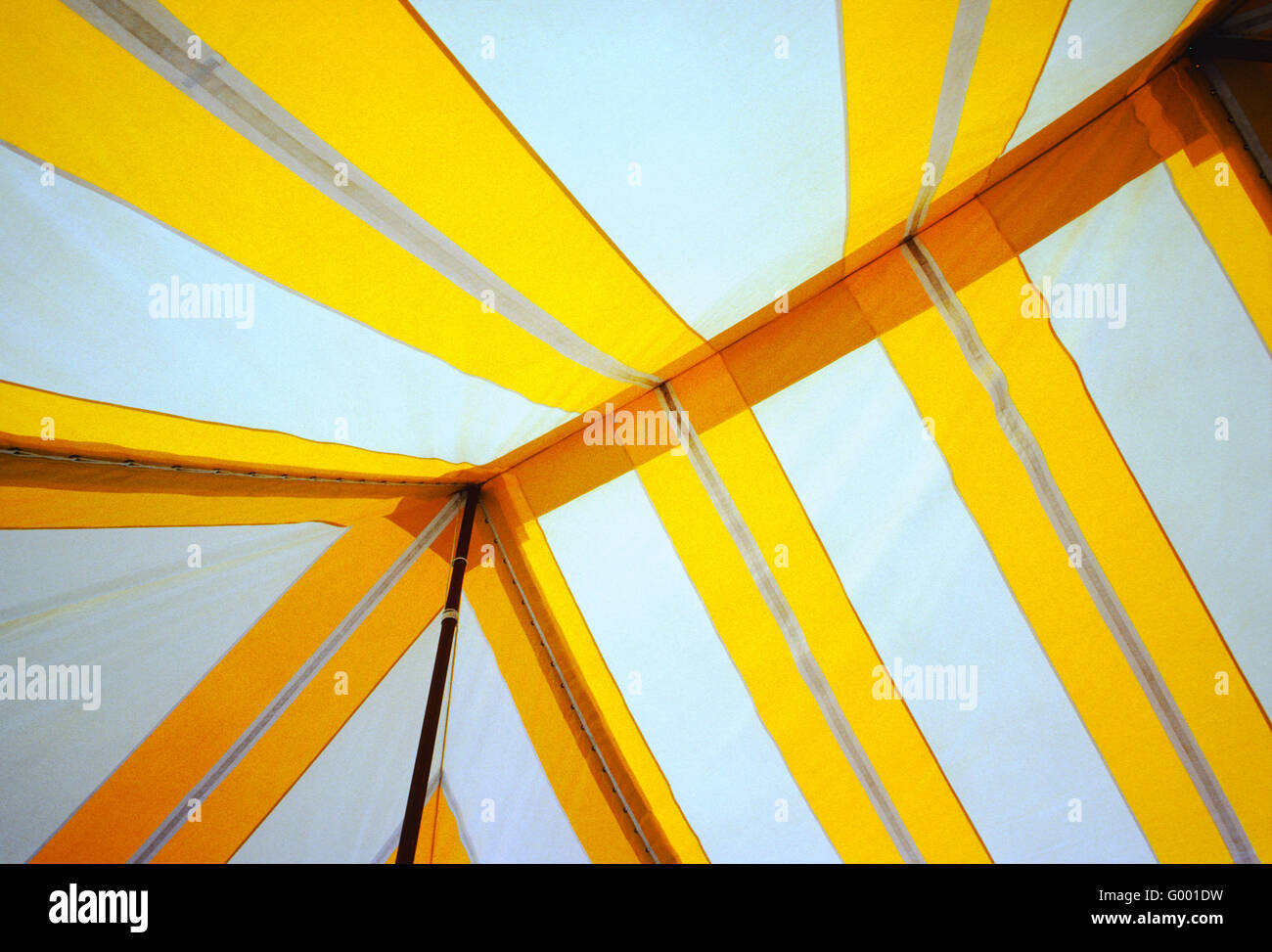 Abstrakte Grafiken aus dem Inneren des einen großen gelben & weißen Event-Zelt Stockfoto