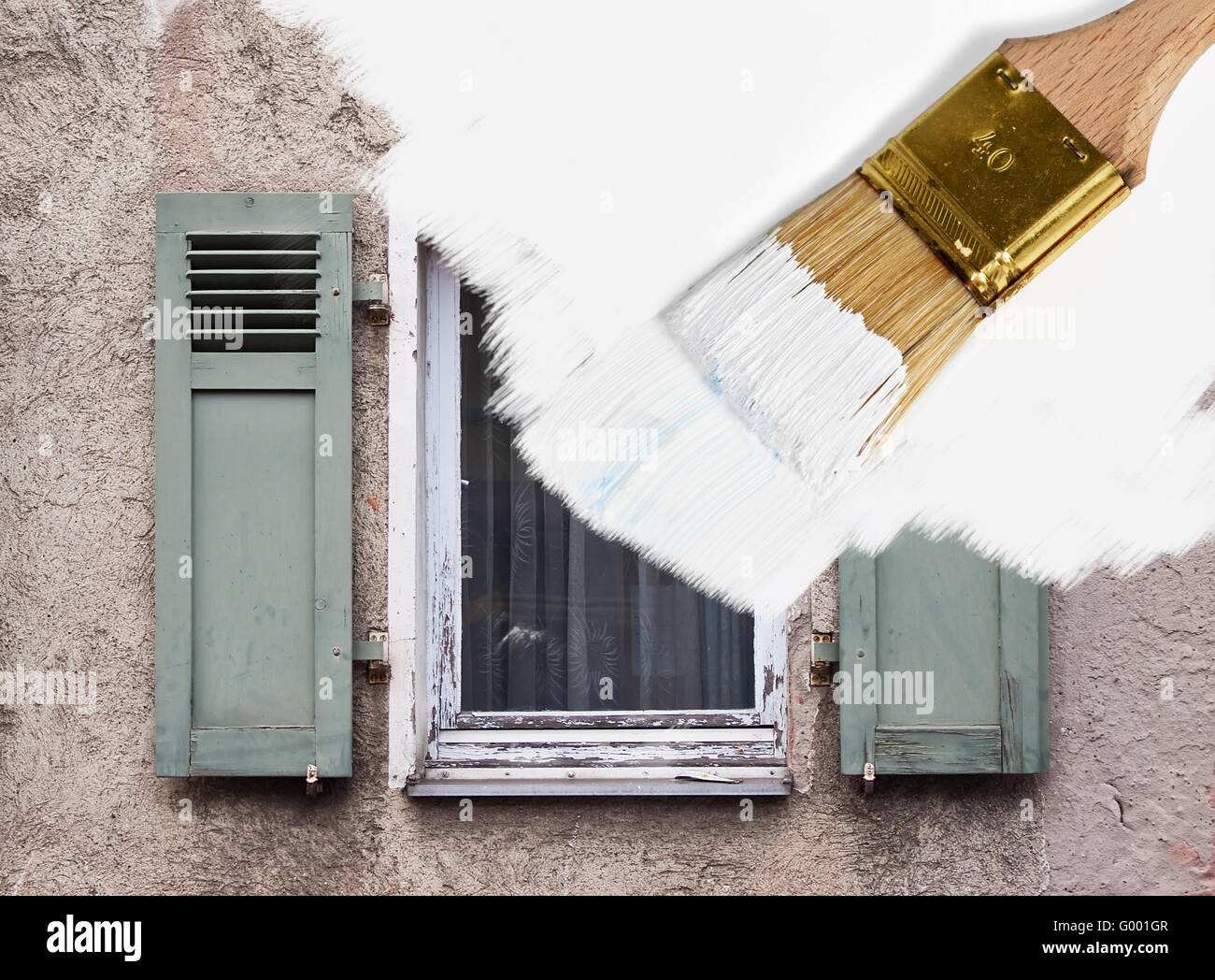 Illustrattion eines Pinsels mit weißer Farbe Malerei über ein altes Haus Stockfoto