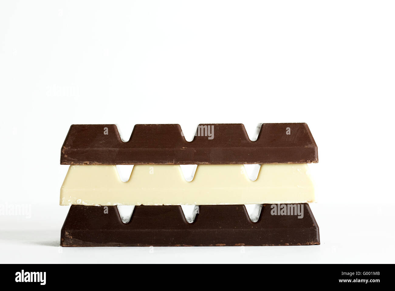 Stapel von Schwarz, braun und weiße Schokolade isoliert auf weißem Hintergrund Stockfoto