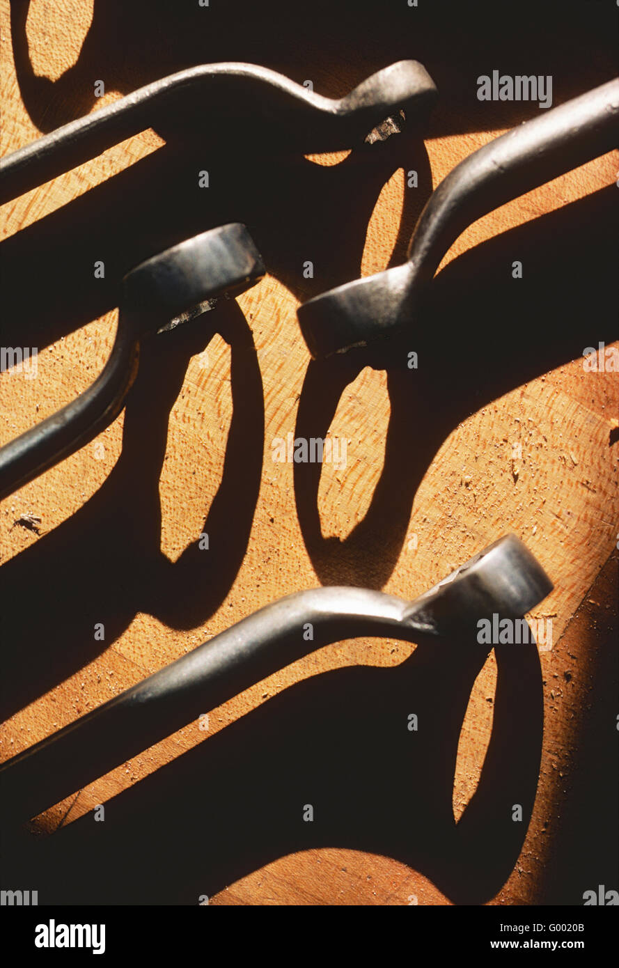 Grafischen Nahaufnahme von automotive Schraubenschlüssel auf einer Werkbank aus Holz shop Stockfoto