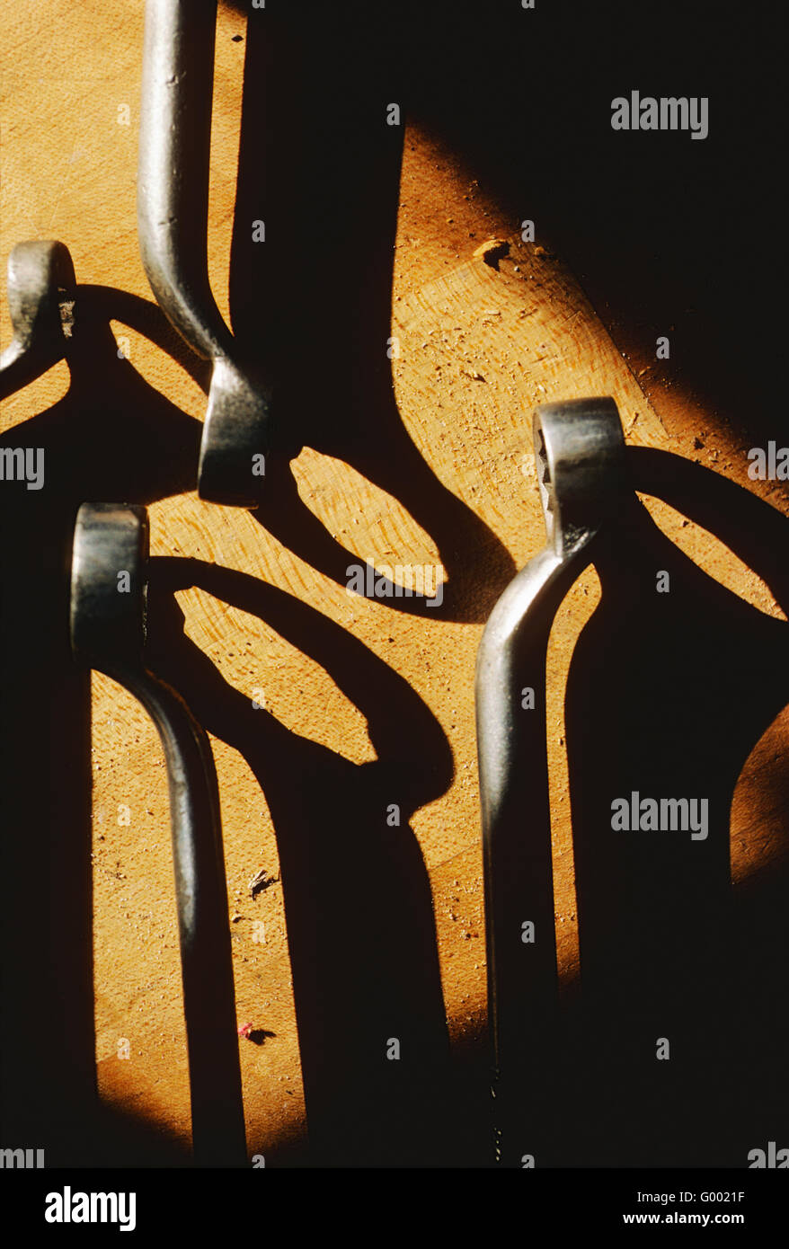 Grafischen Nahaufnahme von automotive Schraubenschlüssel auf einer Werkbank aus Holz shop Stockfoto