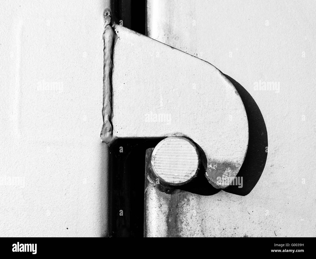 alte Tür verschlossen mit Riegel Stockfoto