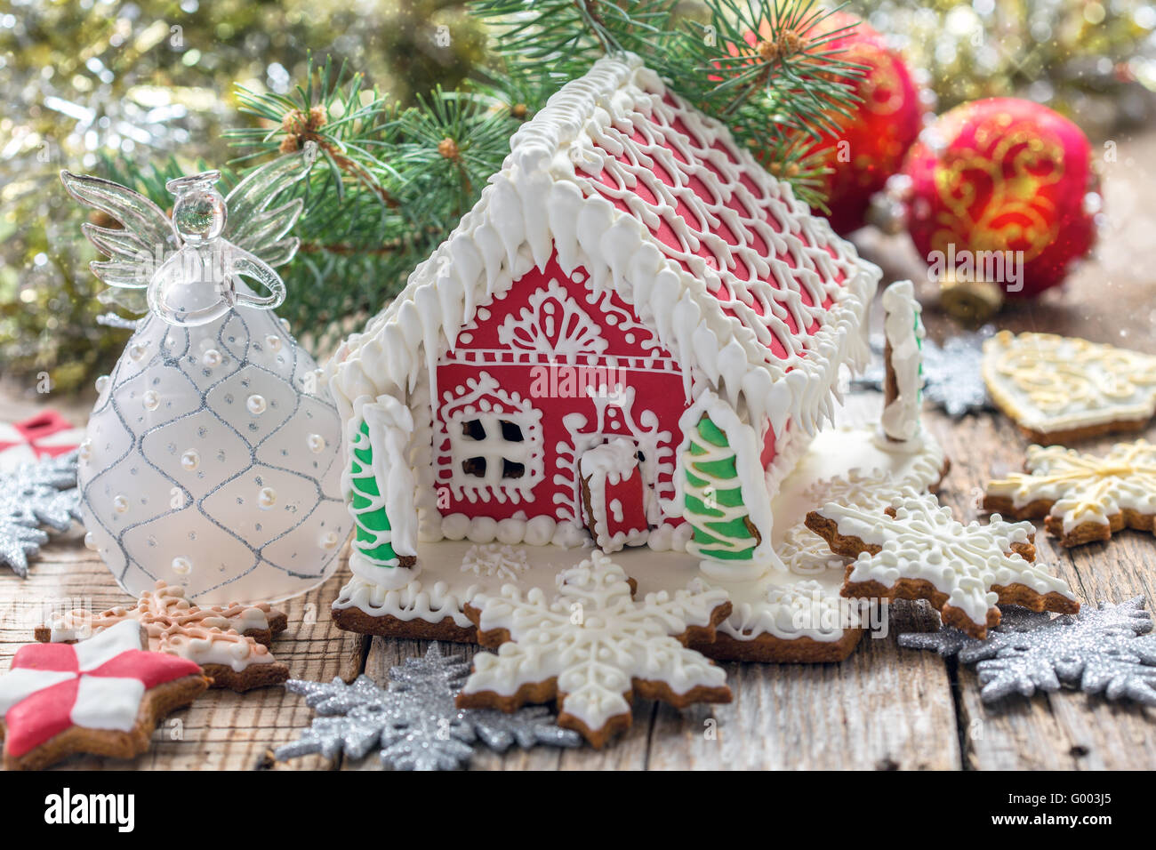 Weihnachtsengel und ein Lebkuchenhaus. Stockfoto